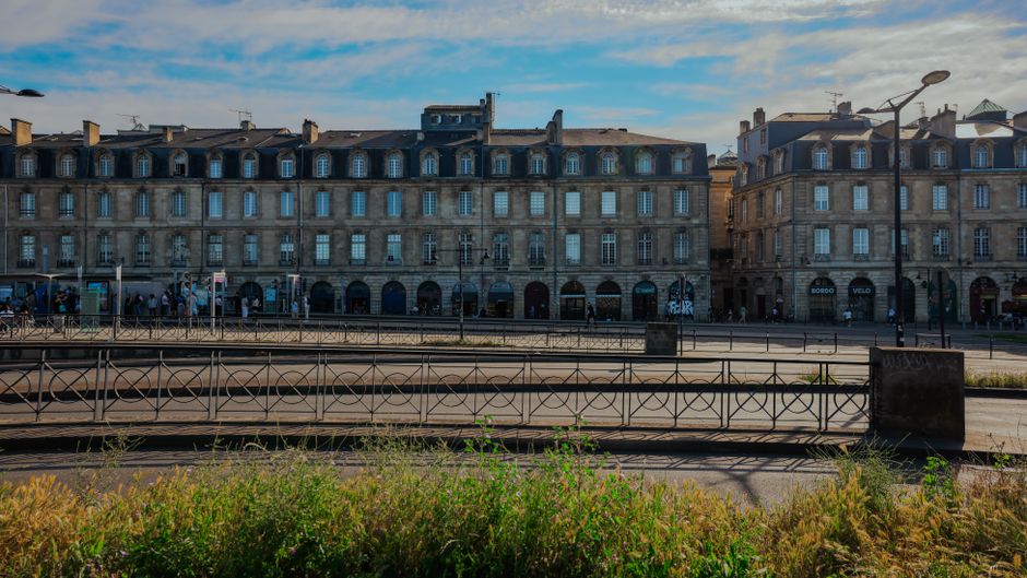 Wildfire now nine miles from French city of Bordeaux, mayor warns